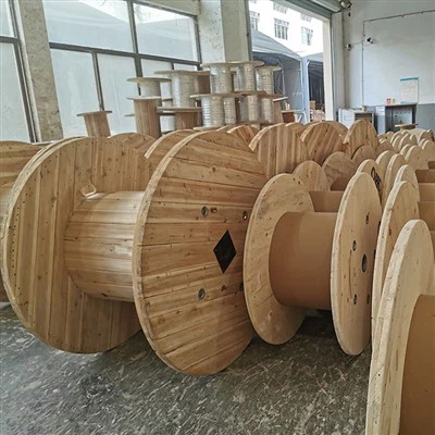 Robuste, einziehbare Kabeltrommel aus Holz
